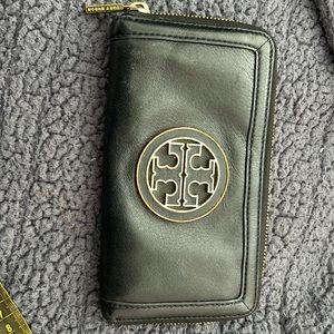 Tory Burch Robinson black leather Wallet .